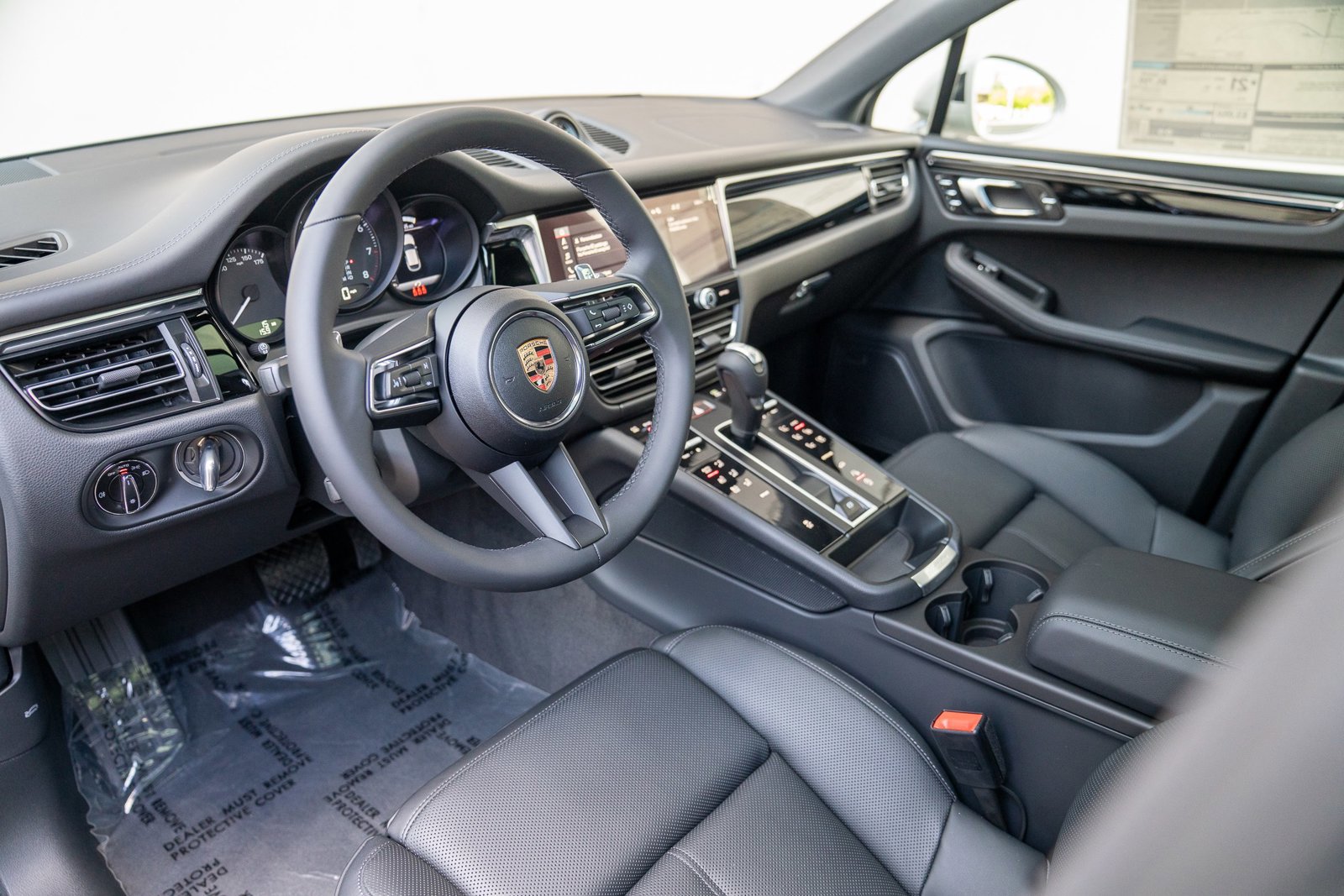 Certified 2025 Porsche Macan image 4