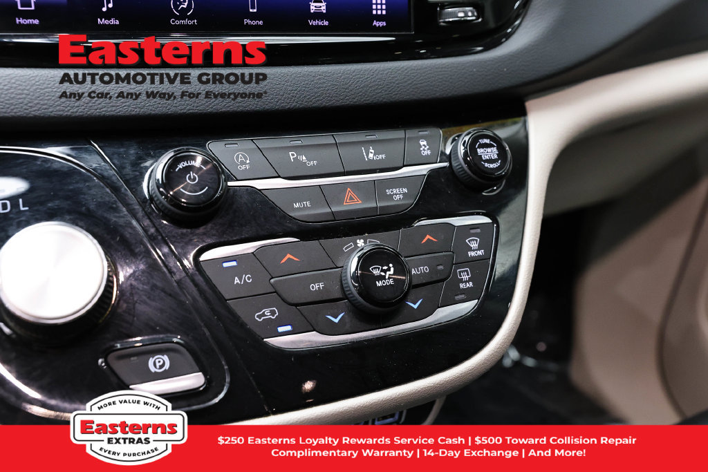 Used 2023 Chrysler Pacifica Touring-L FWD image 21