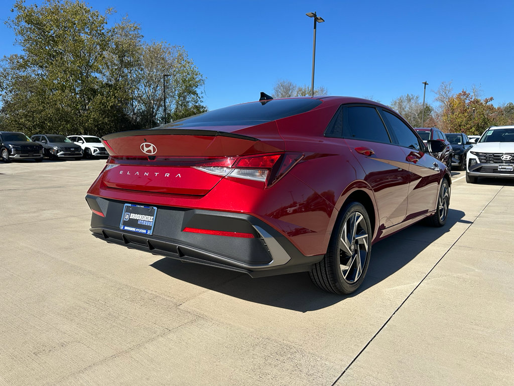 Used 2025 Hyundai Elantra Sport image 5