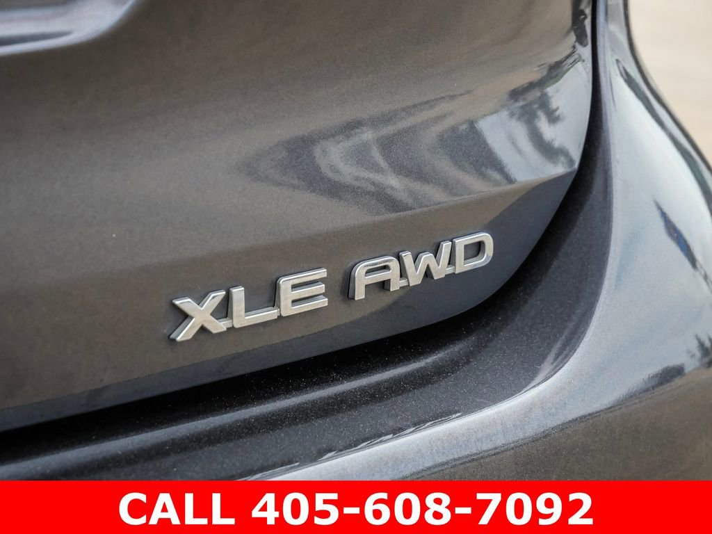 Used 2021 Toyota Highlander XLE AWD/4WD image 11