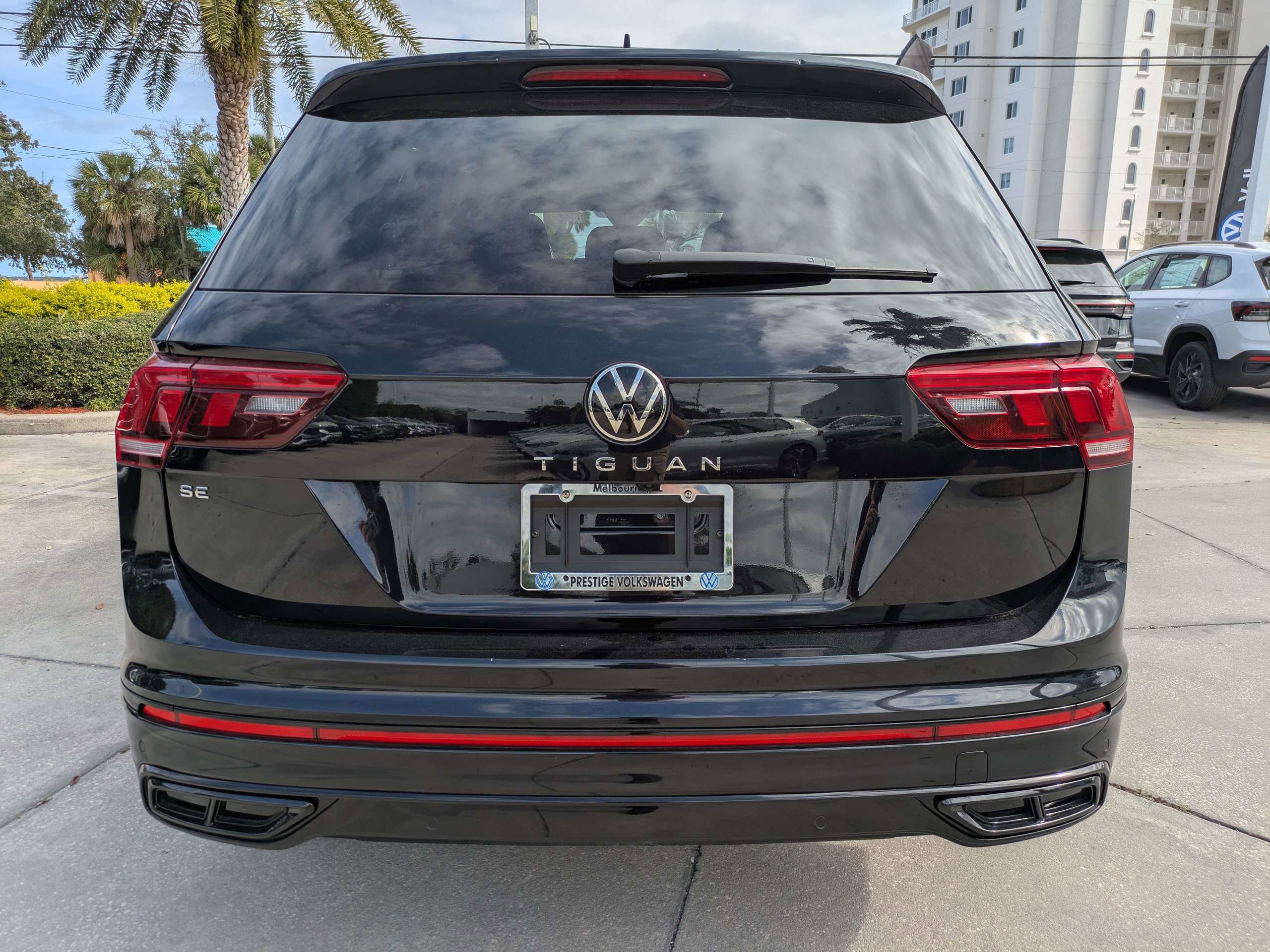 Used 2024 Volkswagen Tiguan SE R-Line image 5