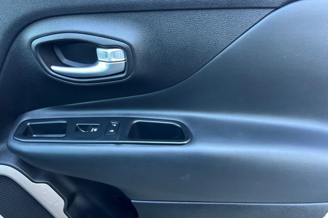 Used 2017 Jeep Renegade Limited image 22