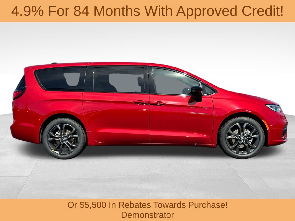 New 2026 Chrysler Pacifica Select FWD image 8