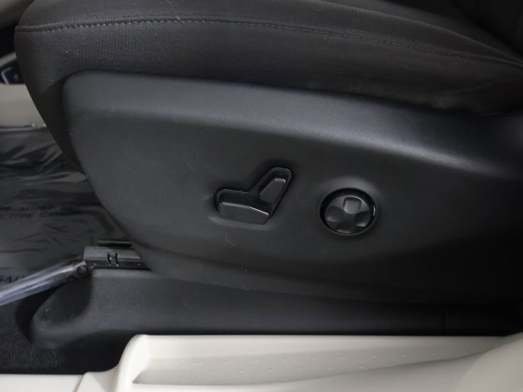 Used 2023 Chrysler Voyager LX FWD image 28