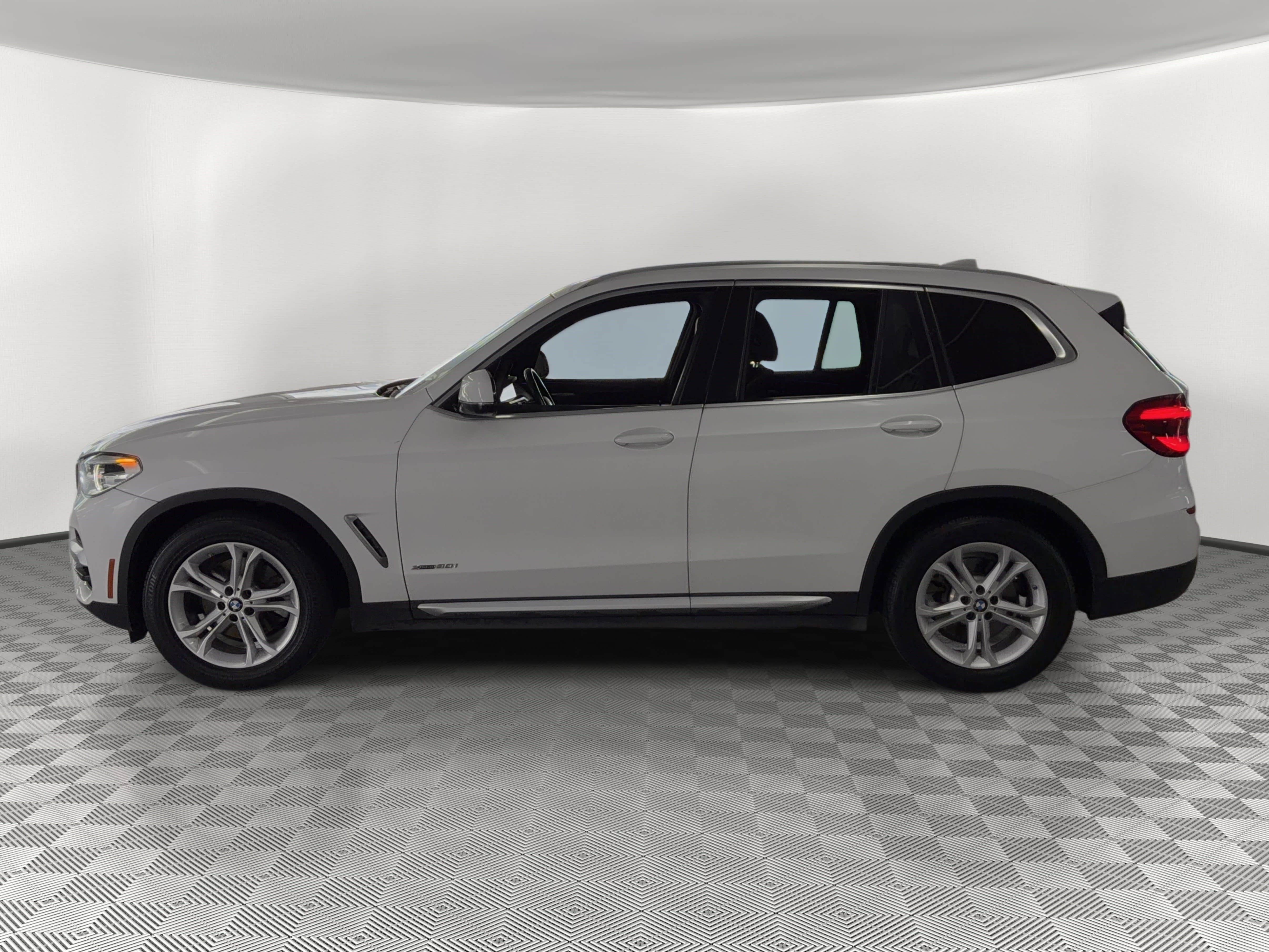 Used 2018 BMW X3 xDrive30i AWD/4WD image 2