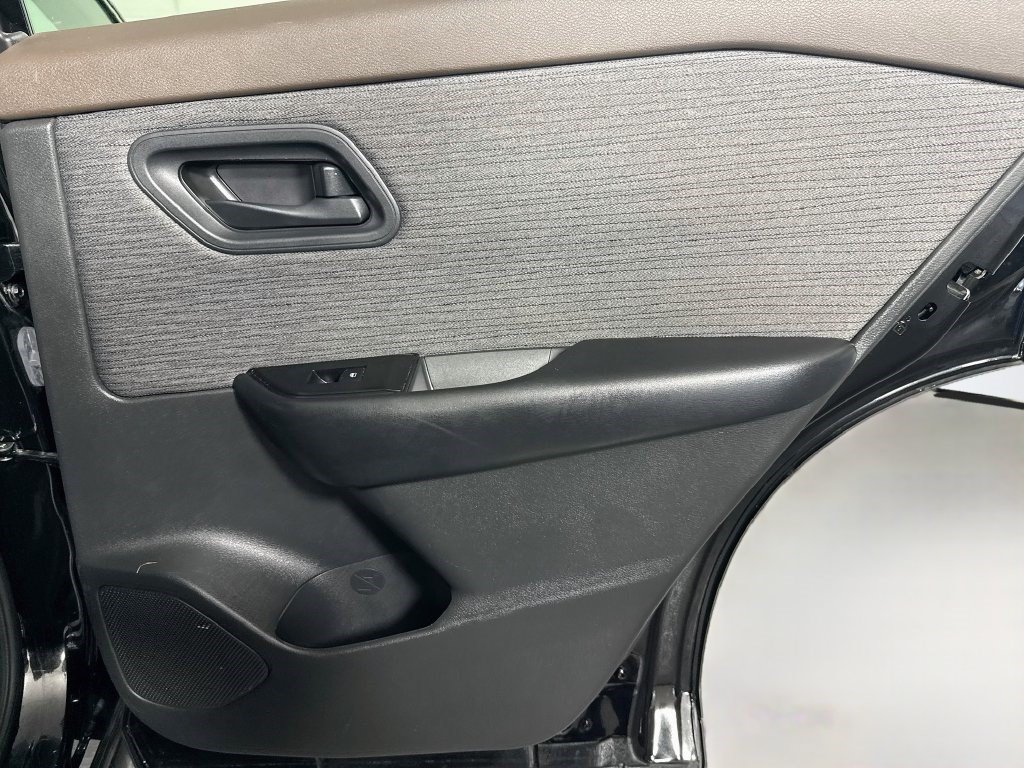Used 2023 Nissan Rogue S FWD image 27