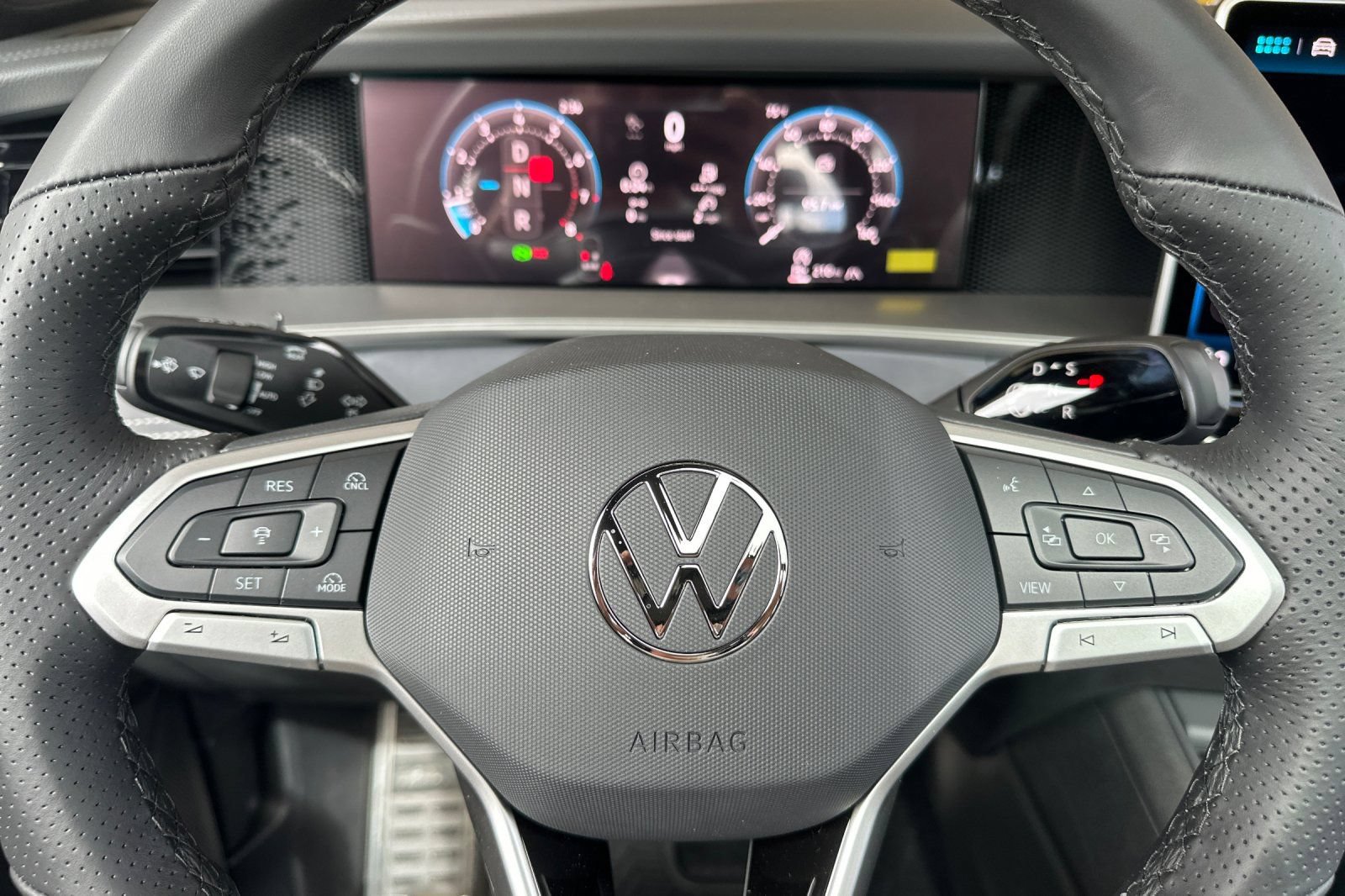 New 2026 Volkswagen Tiguan SE R-Line AWD/4WD image 23