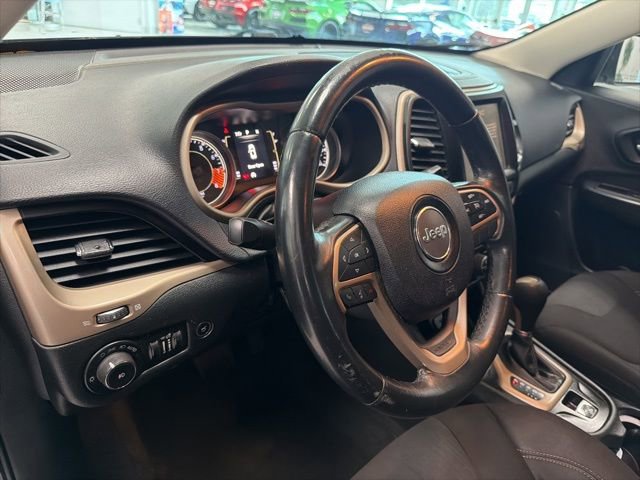 Used 2015 Jeep Cherokee Latitude w/ Comfort/Convenience Group image 17