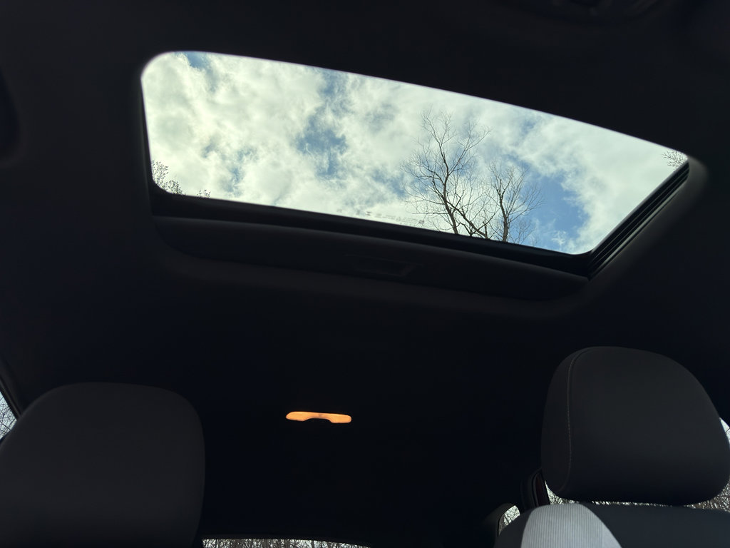 Used 2024 Chevrolet Trax RS w/ Sunroof Package FWD image 27