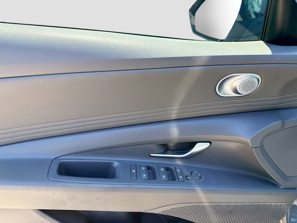 Used 2023 Hyundai Elantra SEL w/ Convenience Package image 9