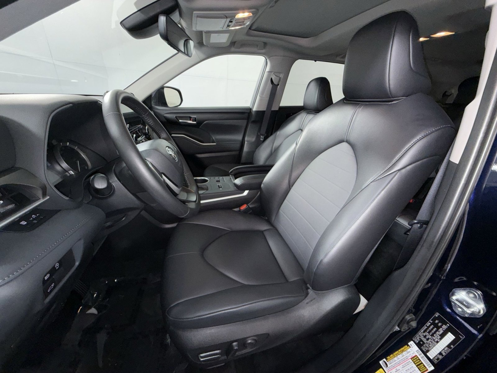 Used 2025 Toyota Highlander XLE FWD image 13