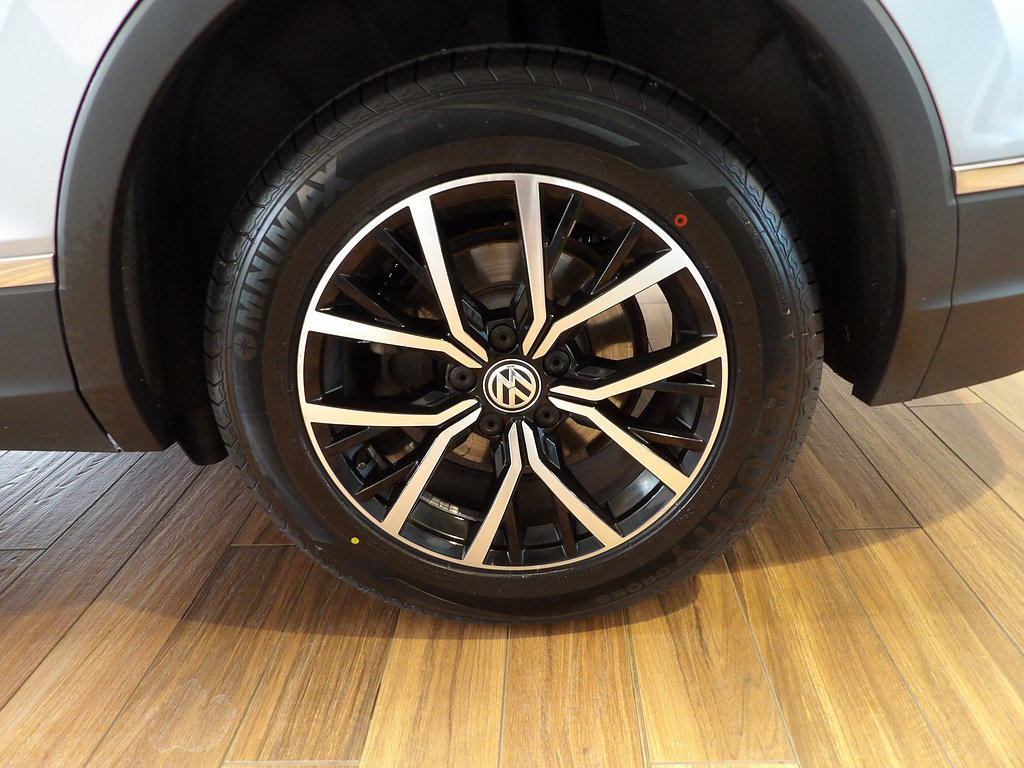 Used 2021 Volkswagen Tiguan SE FWD image 10