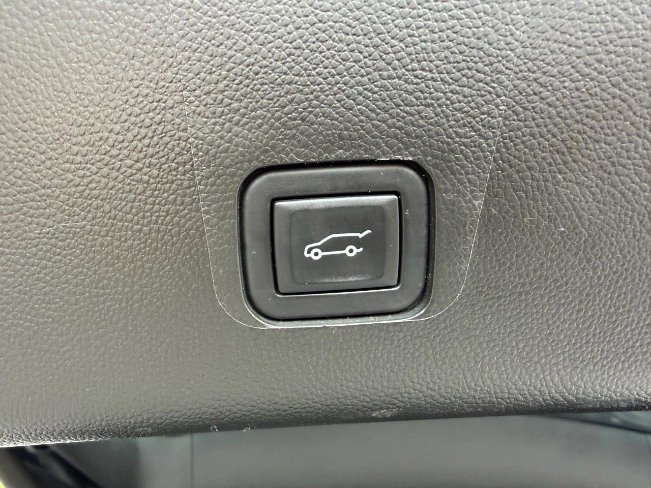 Used 2023 Chevrolet Traverse LT w/ Midnight/Sport Edition AWD/4WD image 7
