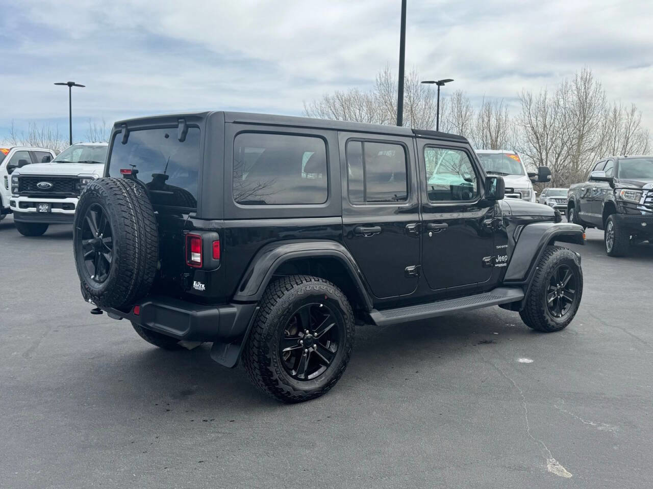 Used 2018 Jeep Wrangler Unlimited Sahara w/ Uconnect 4C Nav & Sound Group image 6