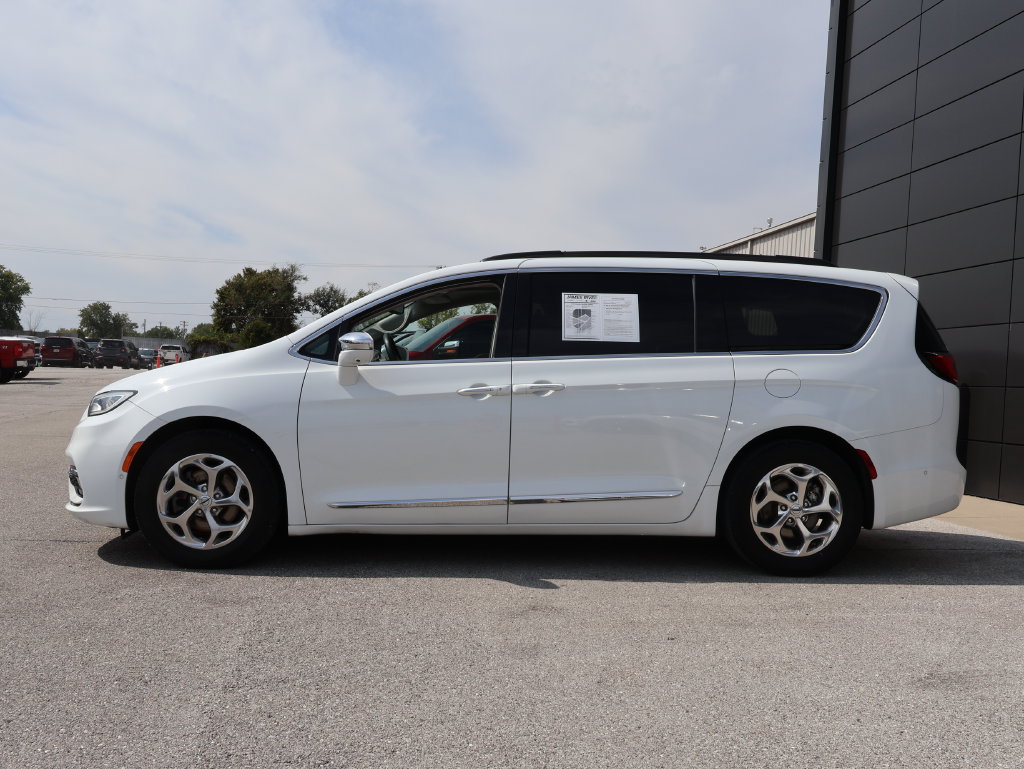 Used 2022 Chrysler Pacifica Limited FWD image 2