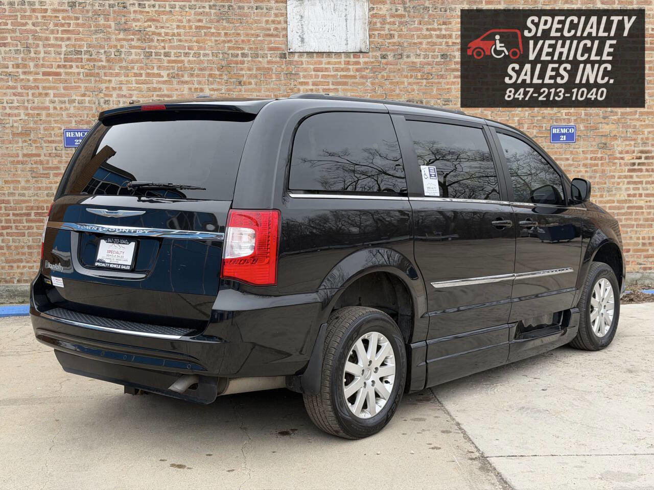 Used 2016 Chrysler Town & Country Touring FWD image 6