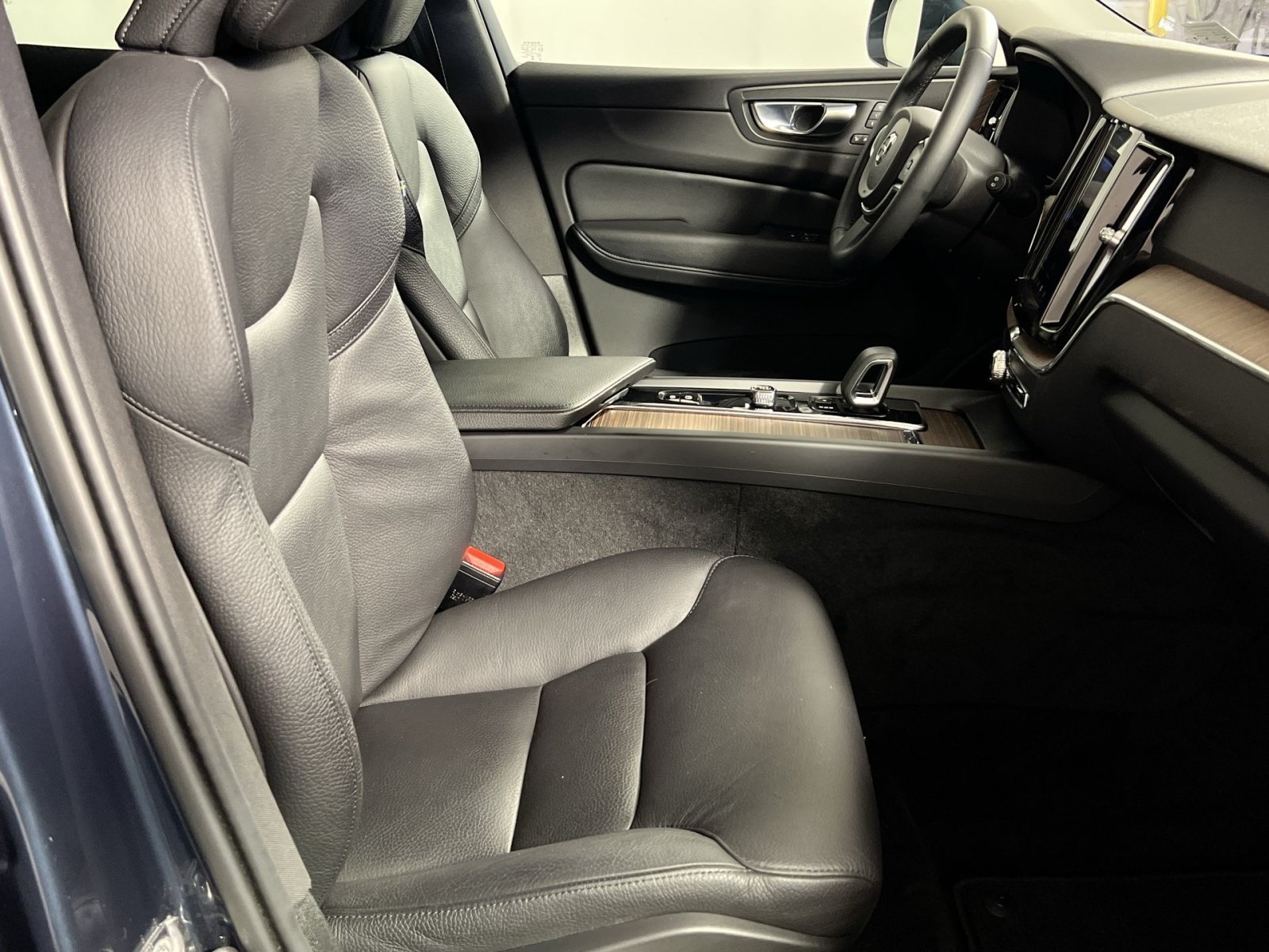 Used 2022 Volvo XC60 B5 Momentum w/ Climate Package FWD image 29