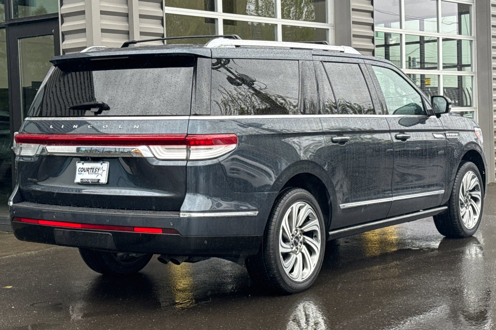 Certified 2024 Lincoln Navigator L Reserve AWD/4WD image 4
