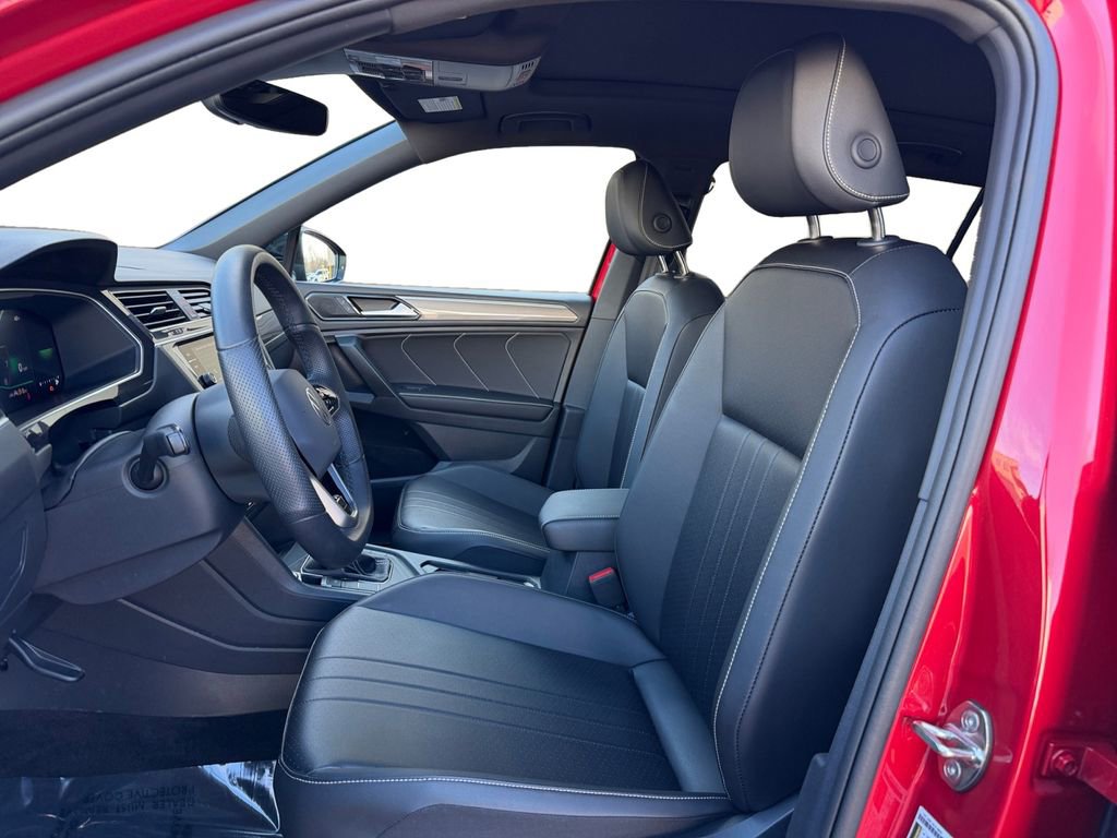 Used 2024 Volkswagen Tiguan SE R-Line image 9