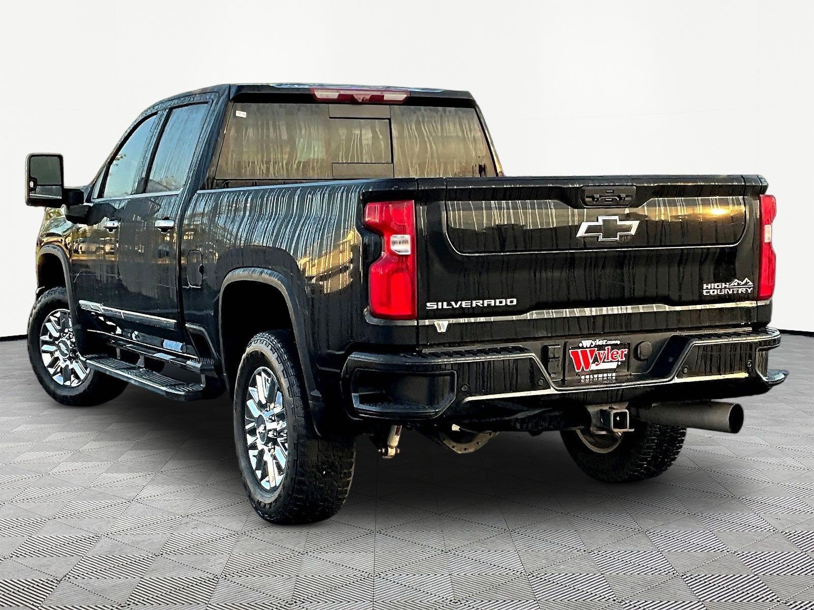 Used 2024 Chevrolet Silverado 2500 High Country w/ Technology Package AWD/4WD image 4