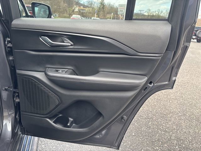 Used 2025 Jeep Grand Cherokee Laredo w/ Luxury Tech Group I image 17