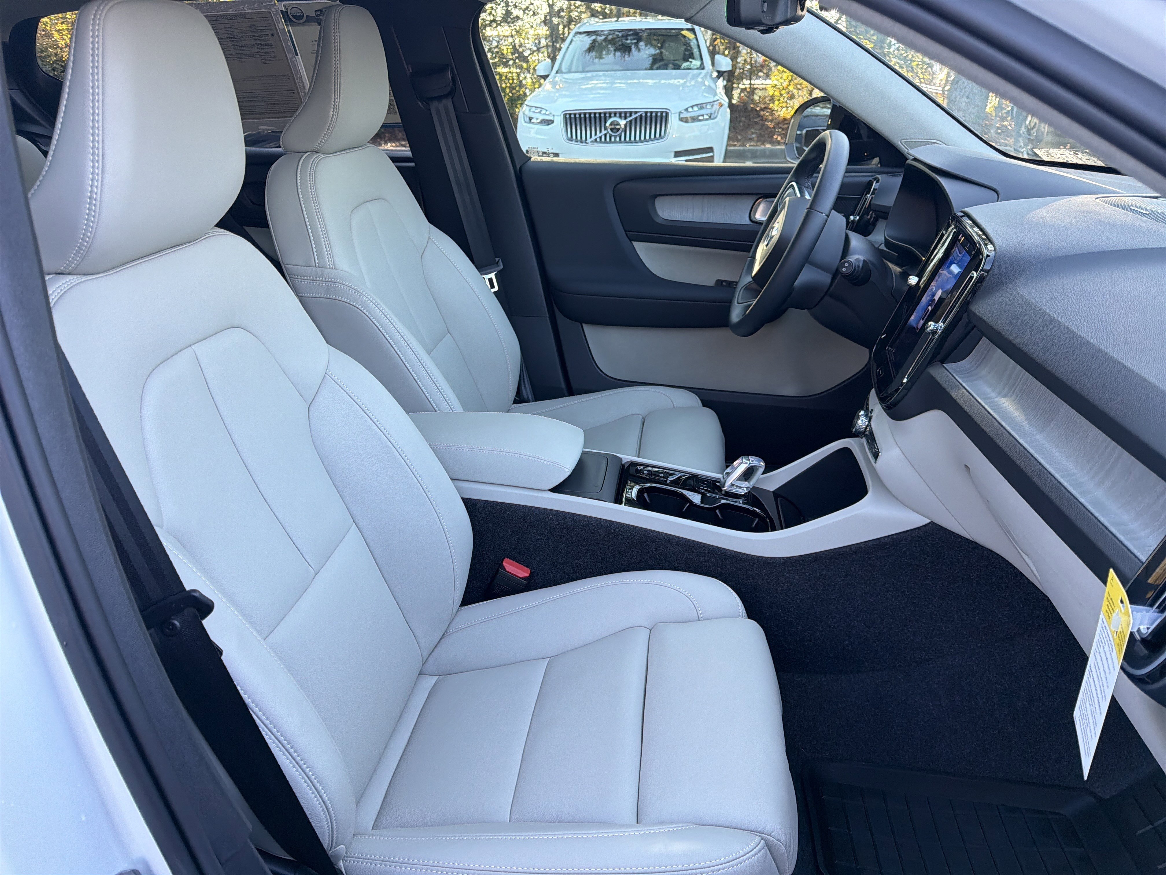 Used 2026 Volvo XC40 B5 Ultra w/ Protection Package Premier image 35