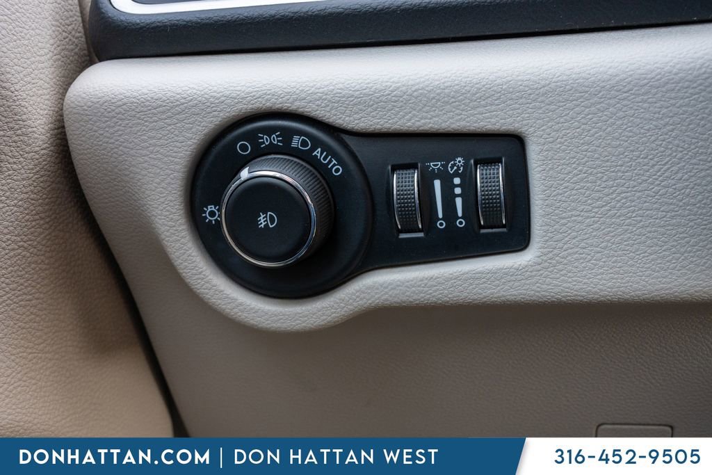 Used 2022 Chrysler Pacifica Touring-L image 15