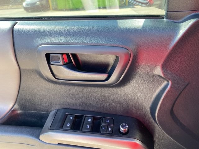 Used 2018 Toyota Tacoma SR5 AWD/4WD image 29