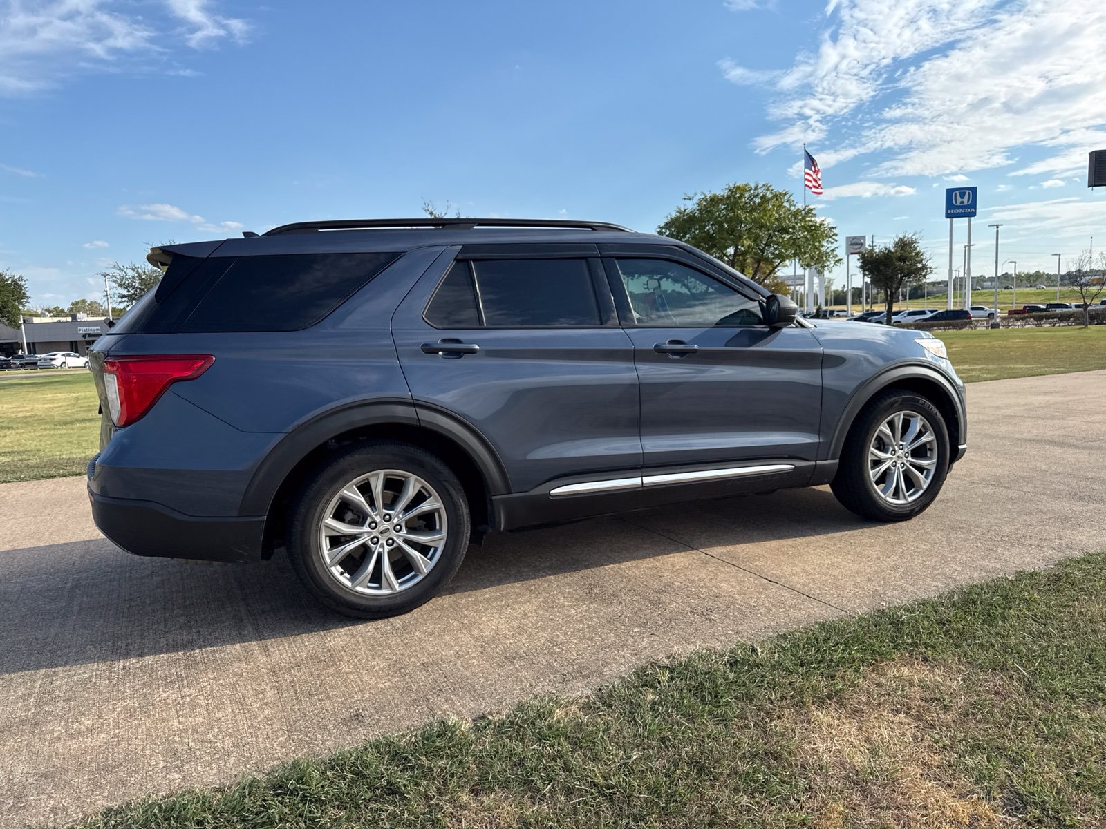 Used 2021 Ford Explorer XLT w/ Equipment Group 202A RWD image 10