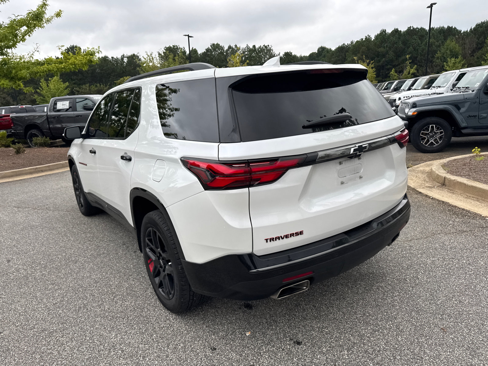 Used 2022 Chevrolet Traverse Premier w/ Redline Edition FWD image 10