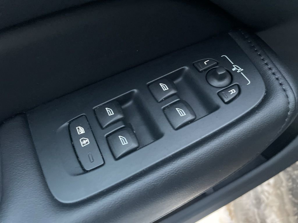 Certified 2023 Volvo XC60 B5 Plus w/ Climate Package image 19