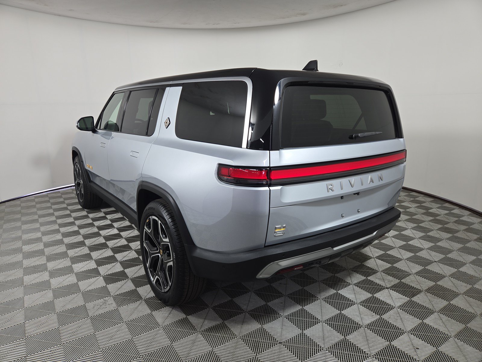 Used 2024 Rivian R1S Adventure AWD/4WD image 3