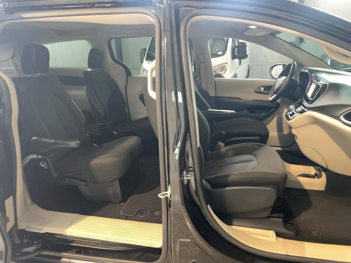 Used 2022 Chrysler Voyager LX image 19