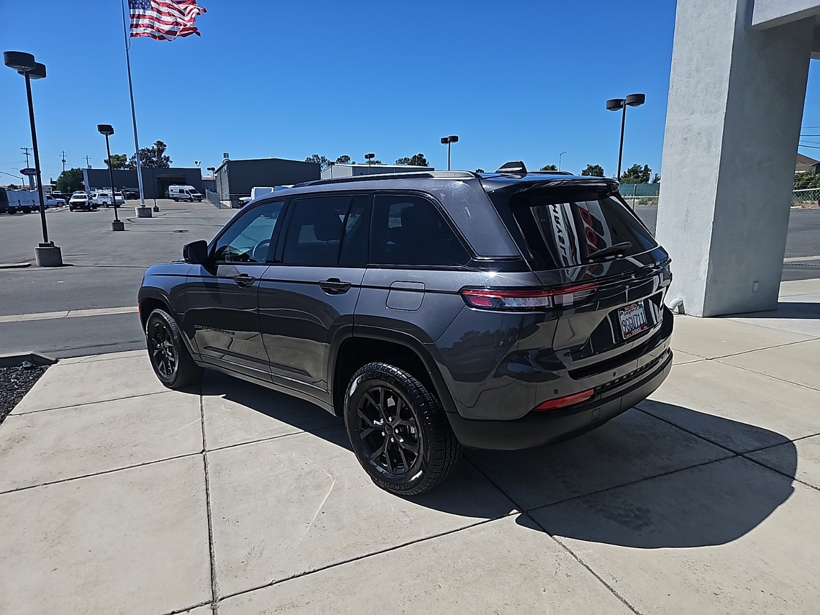 Used 2024 Jeep Grand Cherokee Altitude AWD/4WD image 4