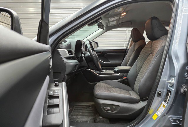 Used 2023 Toyota Highlander LE AWD/4WD image 14