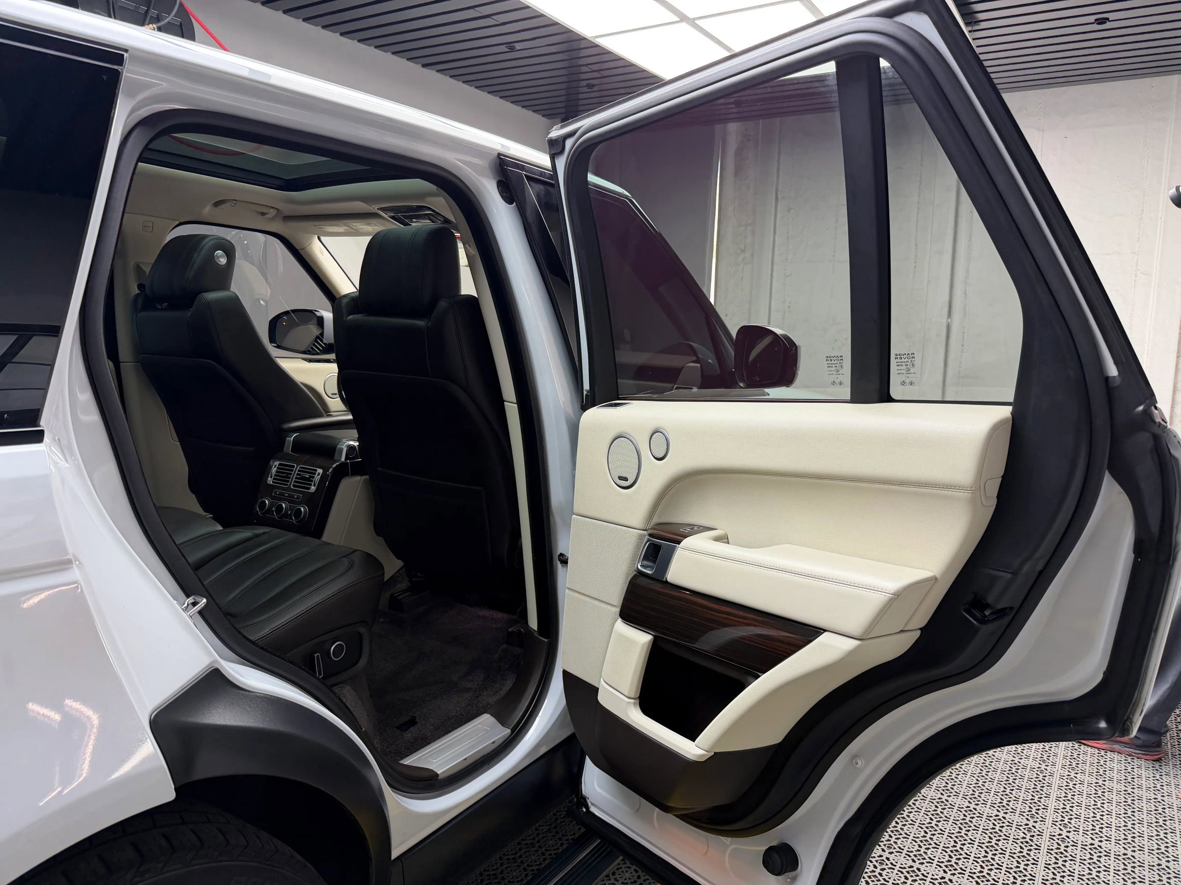 Used 2017 Land Rover Range Rover HSE image 20