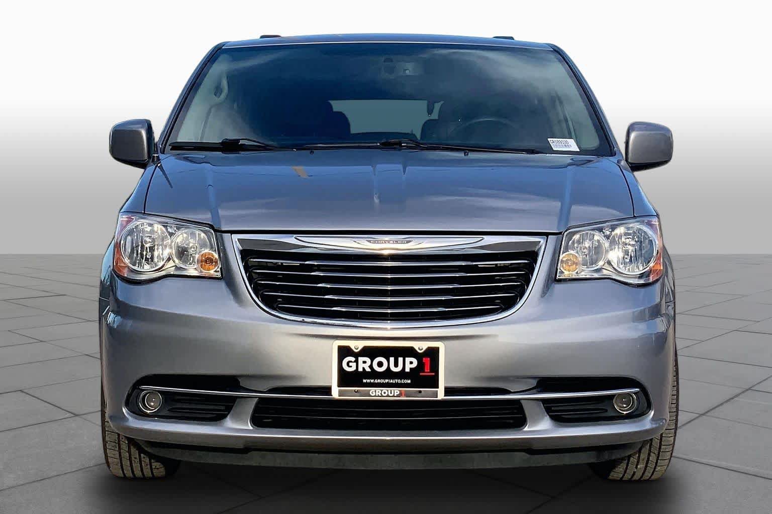 Used 2016 Chrysler Town & Country Touring FWD image 4