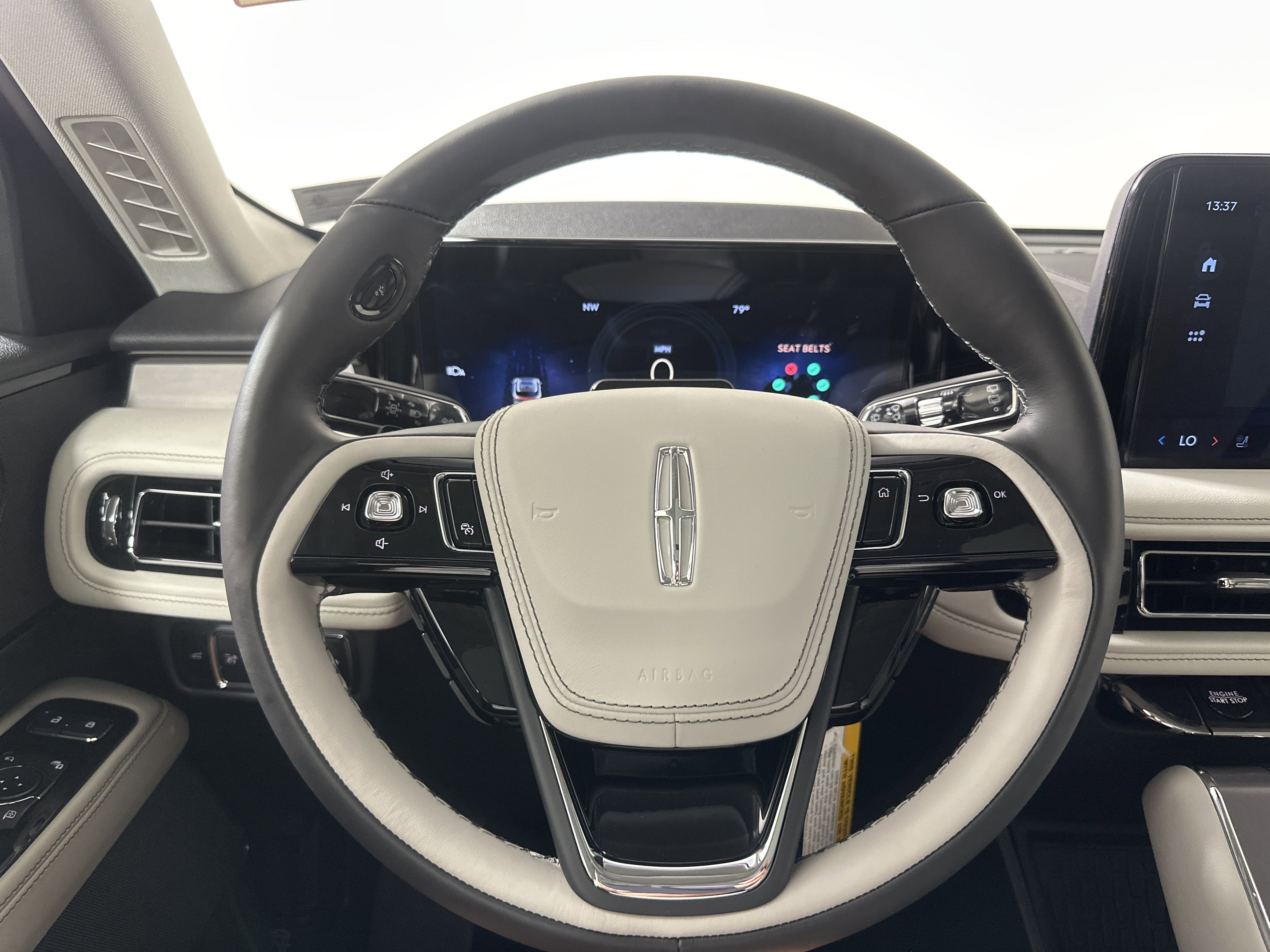 New 2025 Lincoln Aviator AWD image 12