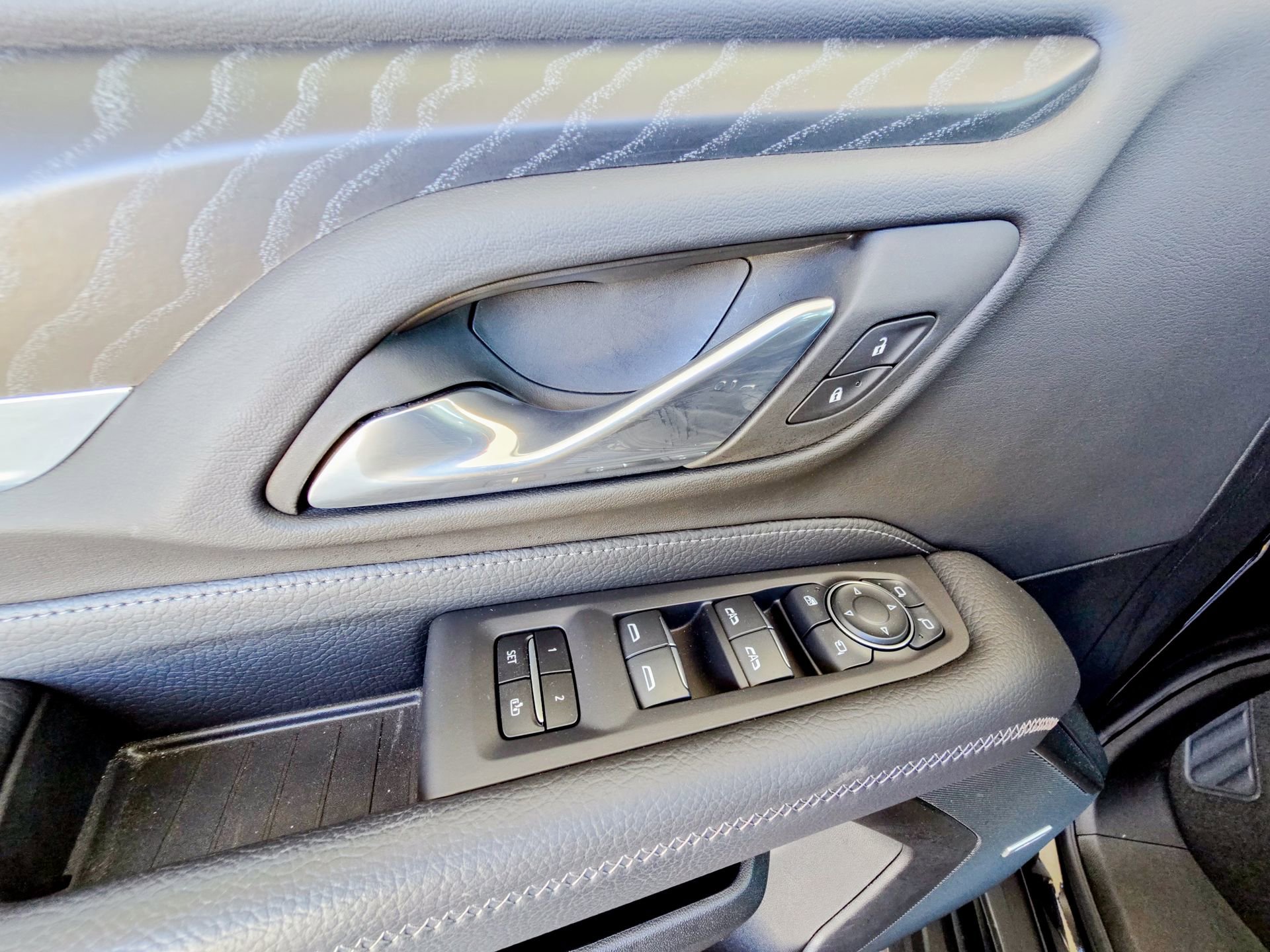 Used 2024 GMC Yukon XL Denali image 16