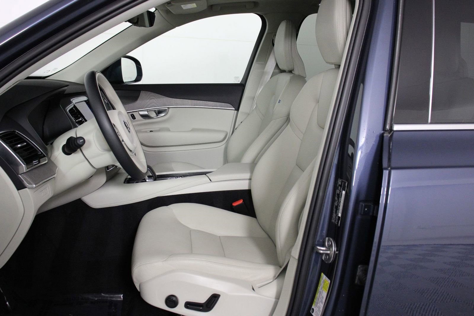 Certified 2023 Volvo XC90 T8 Plus w/ Protection Package Premier image 31