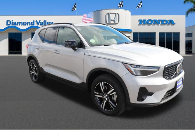 Used 2024 Volvo XC40 B5 Core image 1
