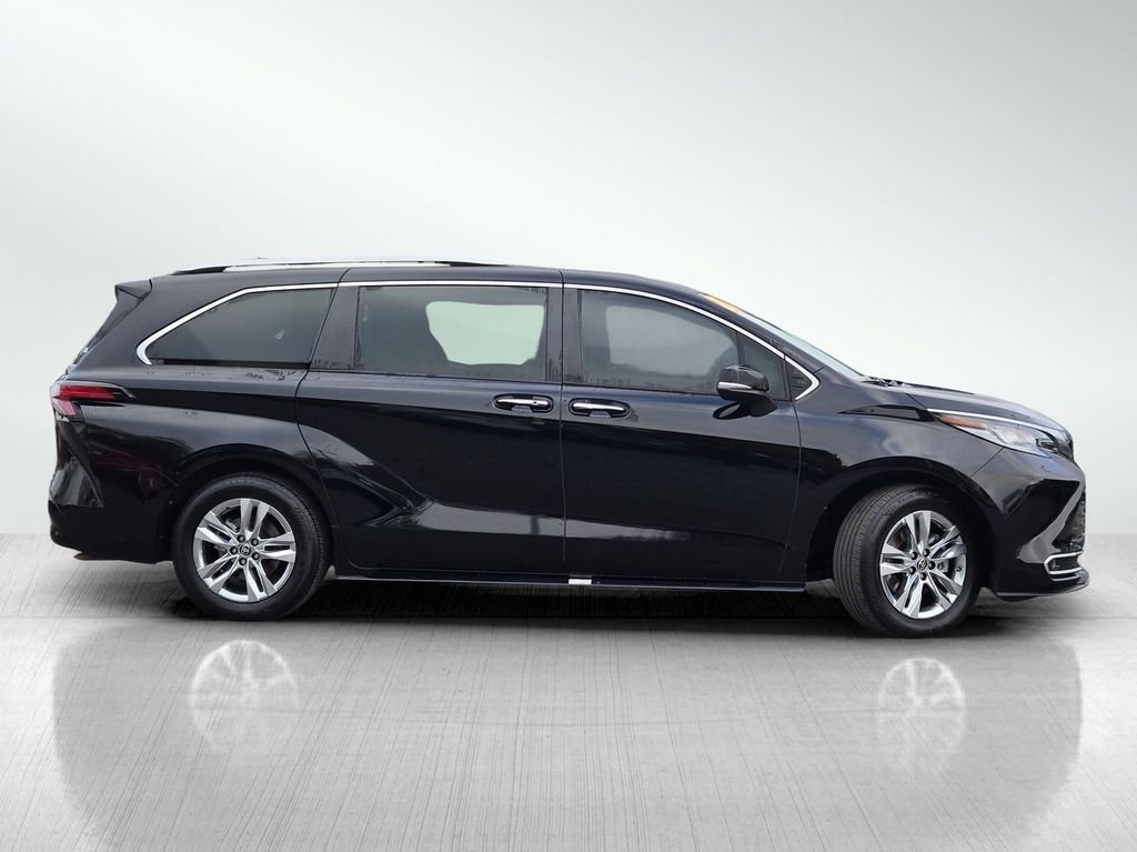 Used 2023 Toyota Sienna Limited AWD/4WD image 3