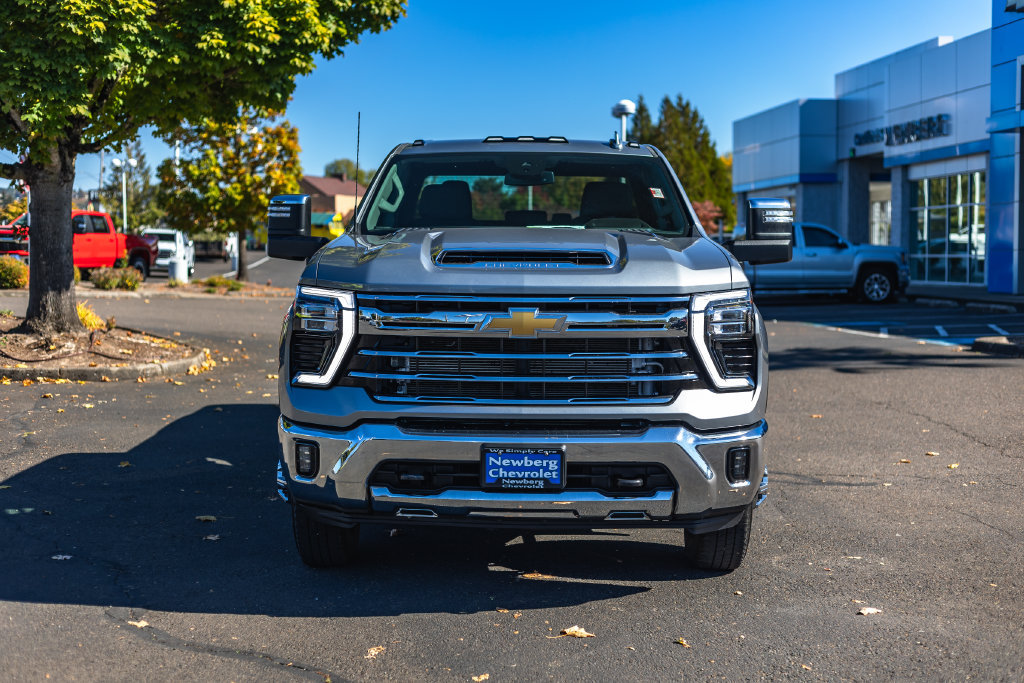 Used 2025 Chevrolet Silverado 3500 LTZ w/ LTZ Convenience Package AWD/4WD image 4