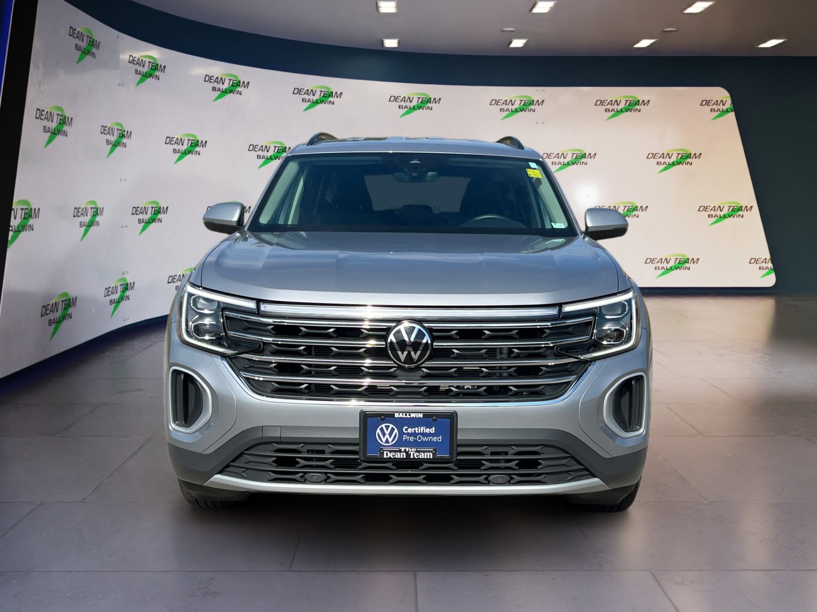 Used 2025 Volkswagen Atlas SE AWD/4WD image 2