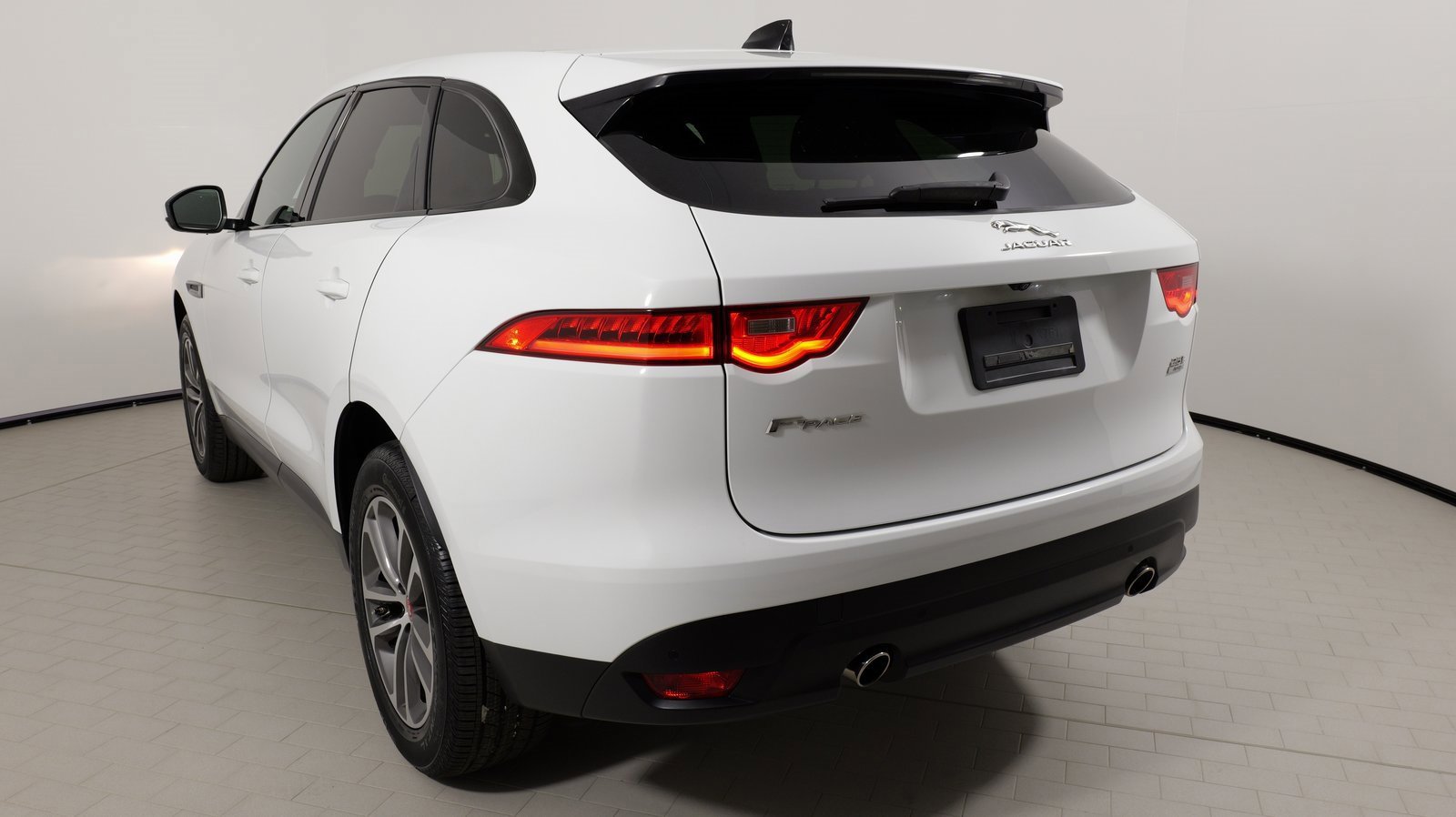 Used 2020 Jaguar F-PACE Premium image 25
