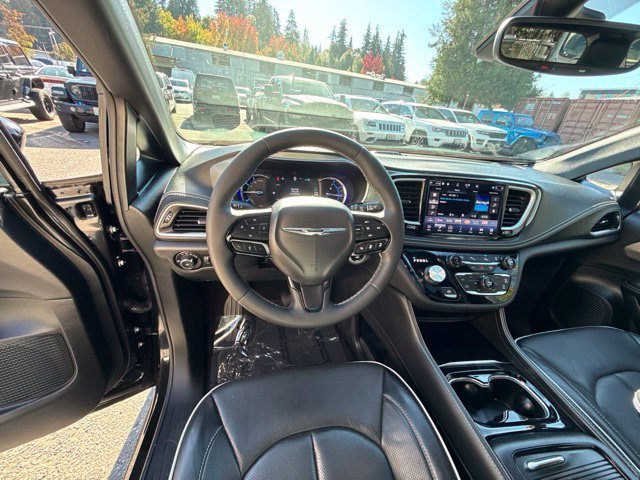 Used 2023 Chrysler Pacifica Limited w/ S Appearance Package FWD image 18