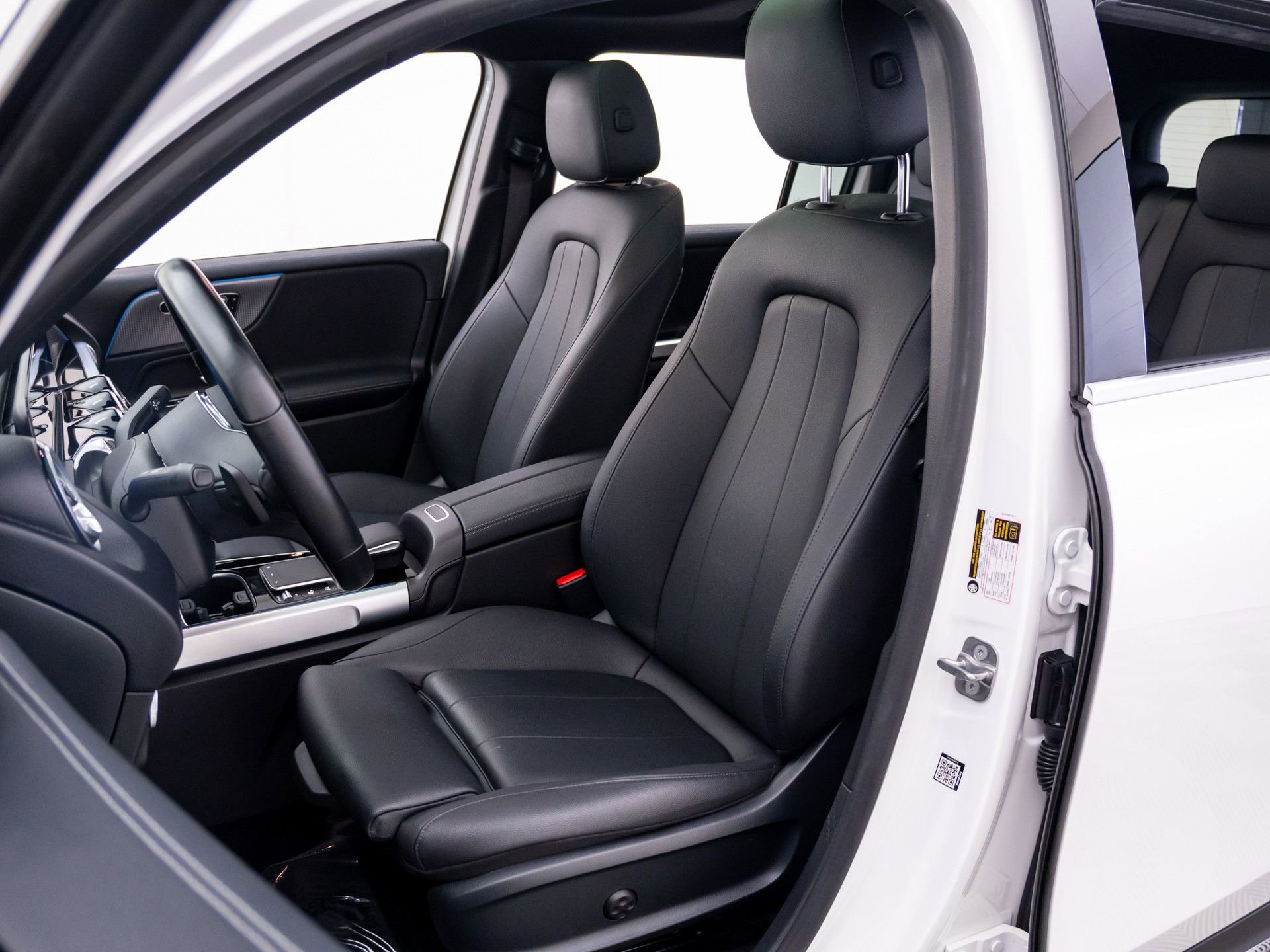 Used 2023 Mercedes-Benz EQB 300 4MATIC image 17