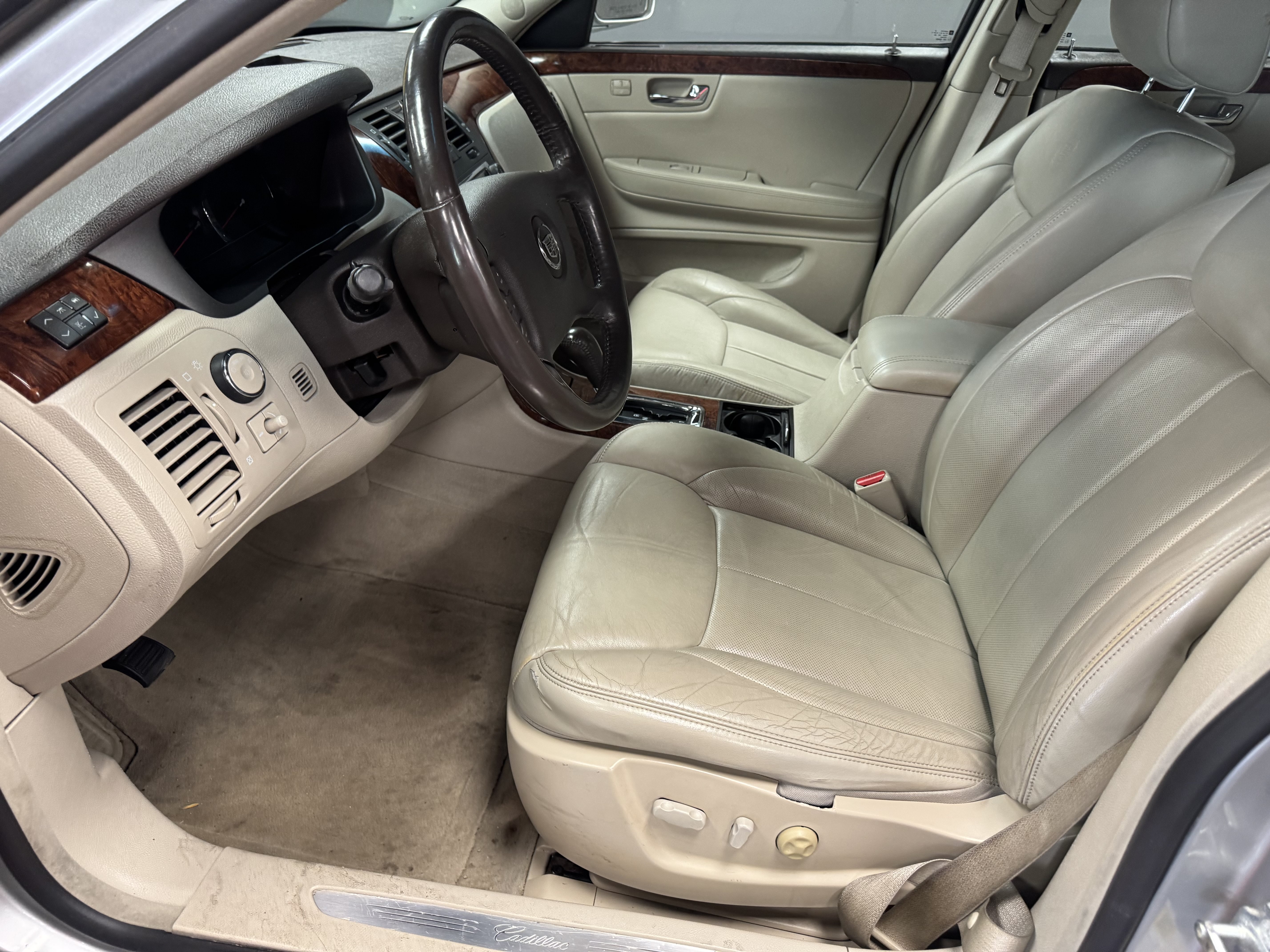 Used 2007 Cadillac DTS Luxury I w/ Trunk Convenience Package FWD image 9