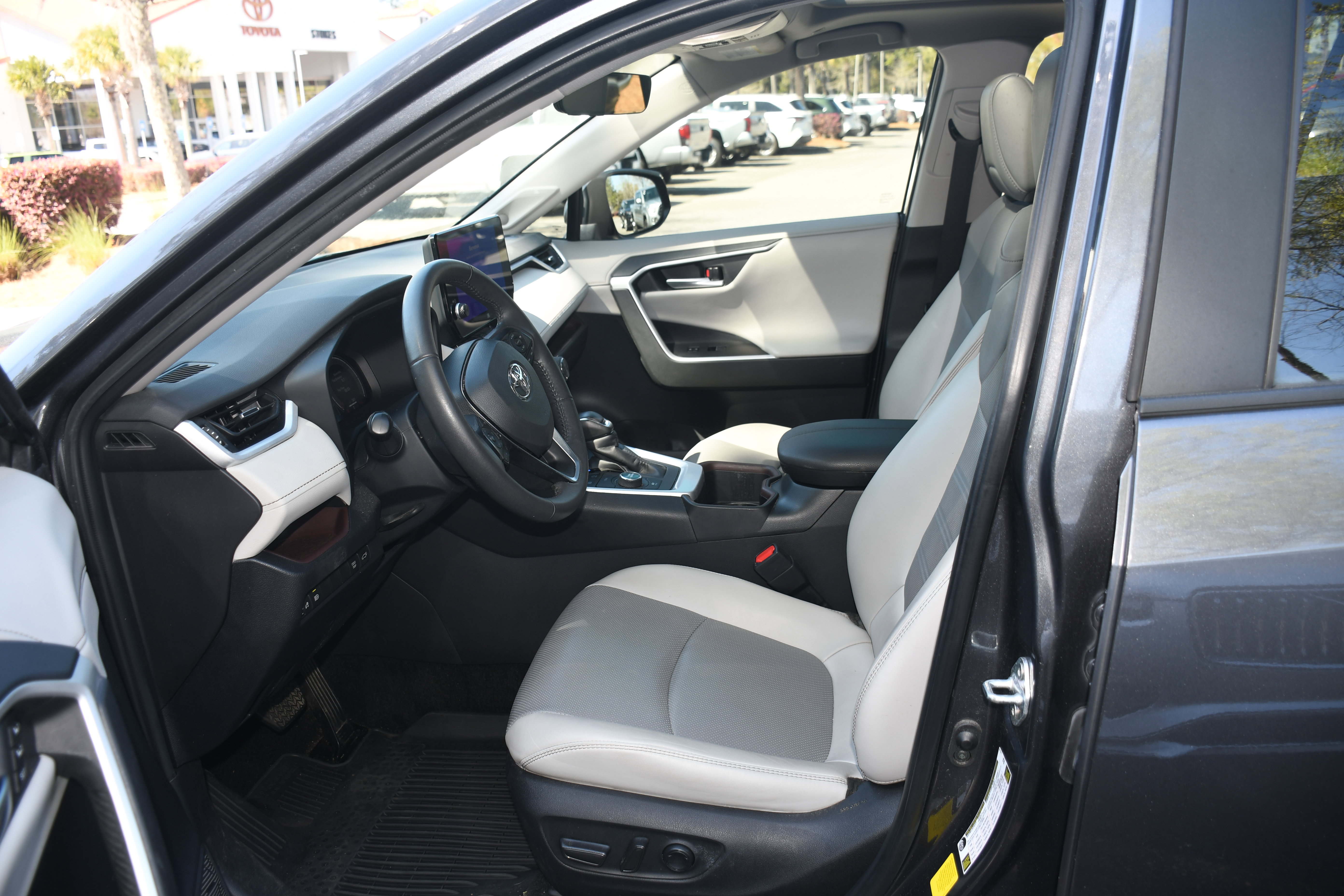 Used 2024 Toyota RAV4 Limited image 8