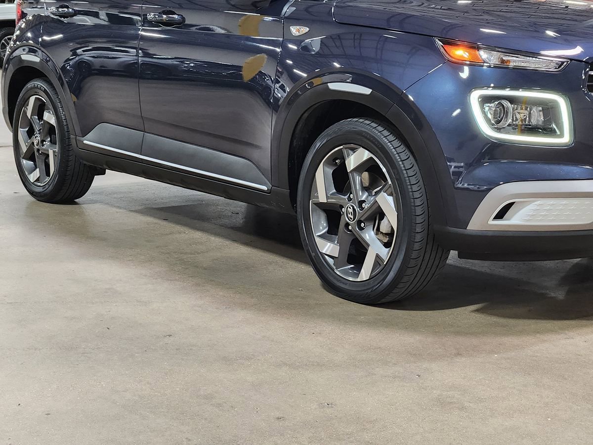 Used 2021 Hyundai Venue FWD image 16